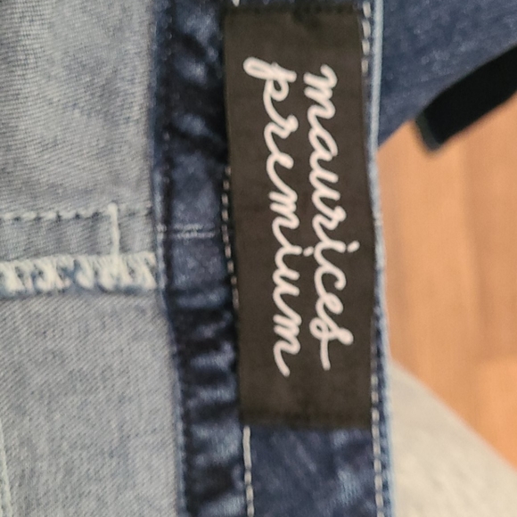 Maurices premium Capri size 11/12 Reg - Picture 3 of 3